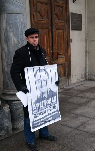 Мать убедила Максима Резника прекратить голодовку